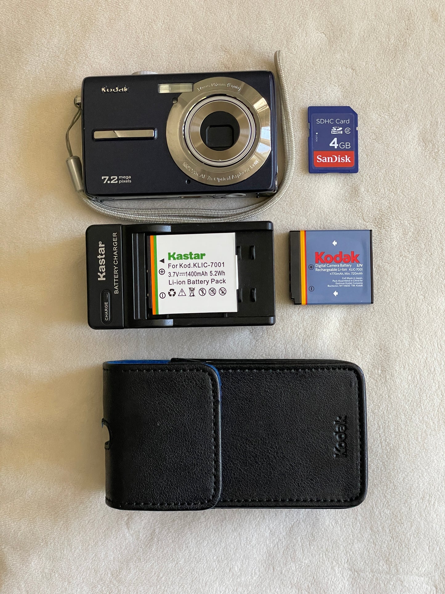 Kodak EasyShare M763 7.2 MP Digital Camera Bundle - Blue