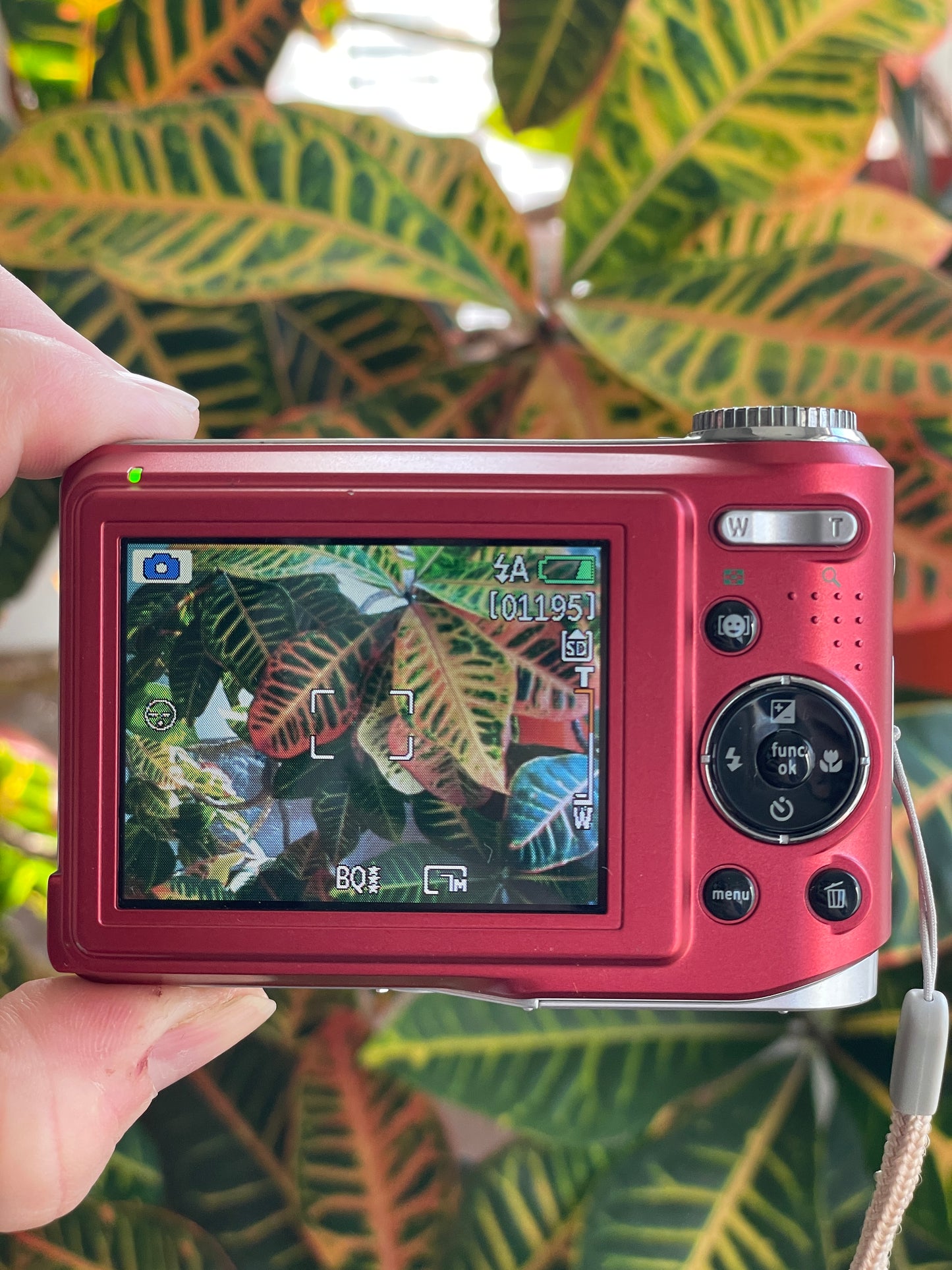 GE A735 7.0 MP Digital Camera Bundle - Red