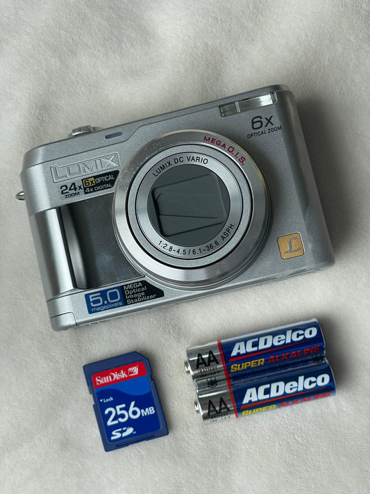 Panasonic Lumix DMC-LZ2 5.0 MP Digital Camera Bundle
