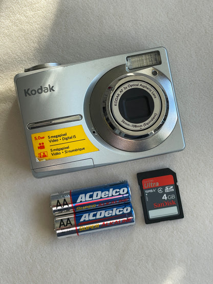 Kodak EasyShare C513 5 MP Digital Camera Bundle - Silver