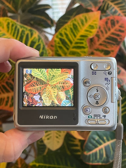 Nikon CoolPix L4 4.0 MP Digital Camera Bundle - Silver