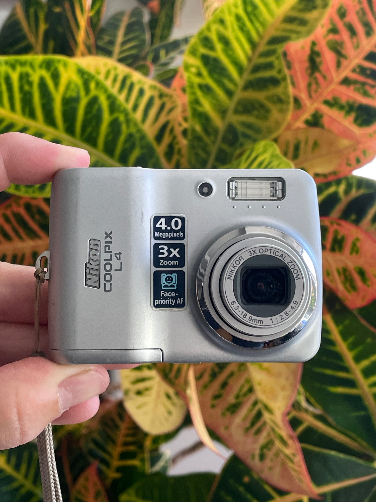 Nikon CoolPix L4 4.0 MP Digital Camera Bundle - Silver