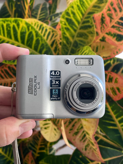 Nikon CoolPix L4 4.0 MP Digital Camera Bundle - Silver