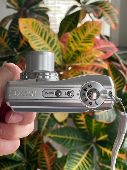 Kodak EasyShare C713 7.0 MP Digital Camera Bundle - Silver
