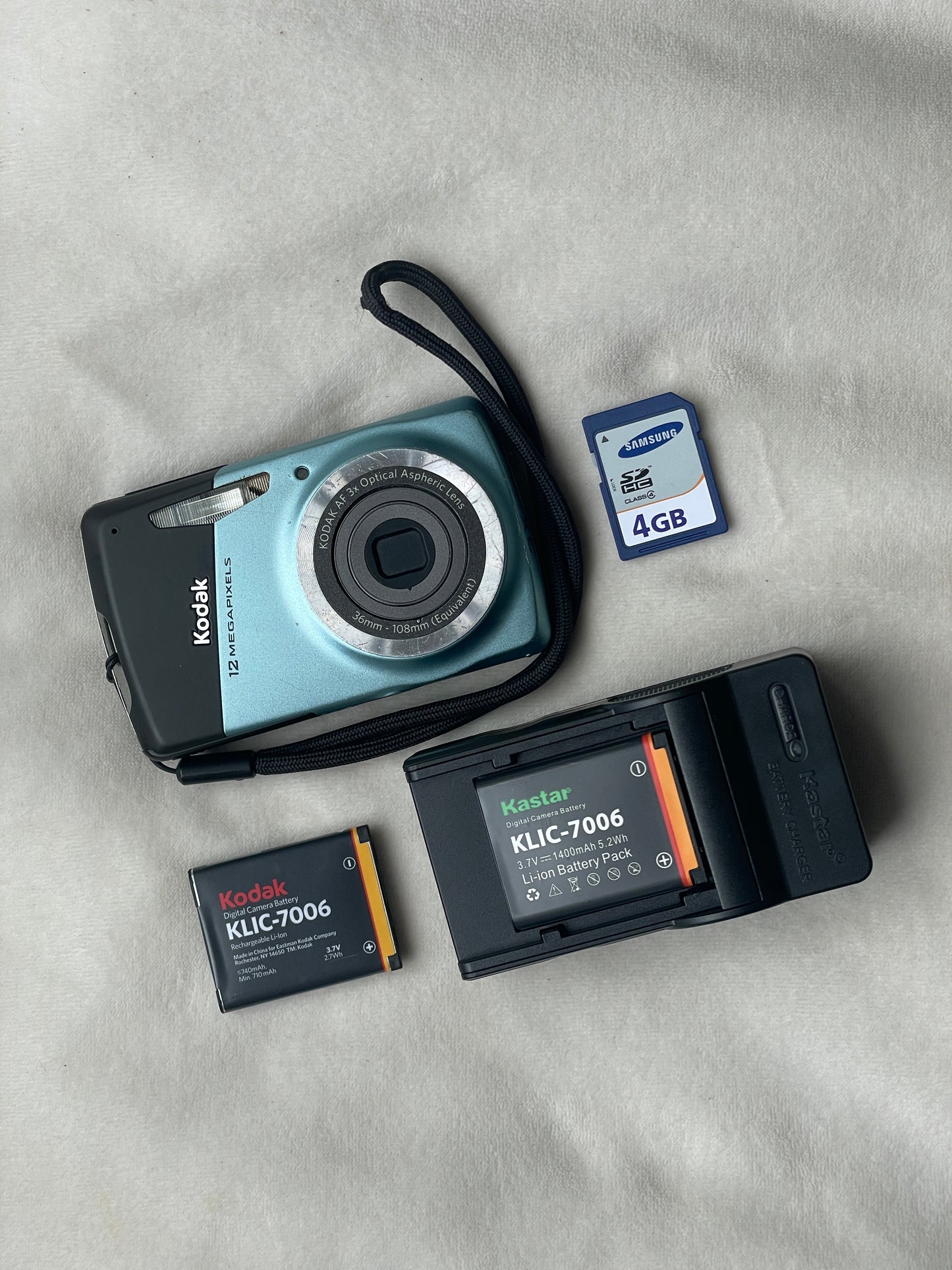 Kodak EasyShare M530 12 MP Digital Camera Bundle - Blue