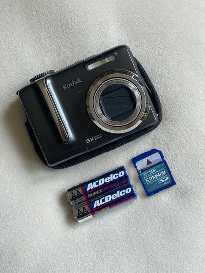 Kodak EasyShare Z885 8.1 MP Digital Camera Bundle - Black