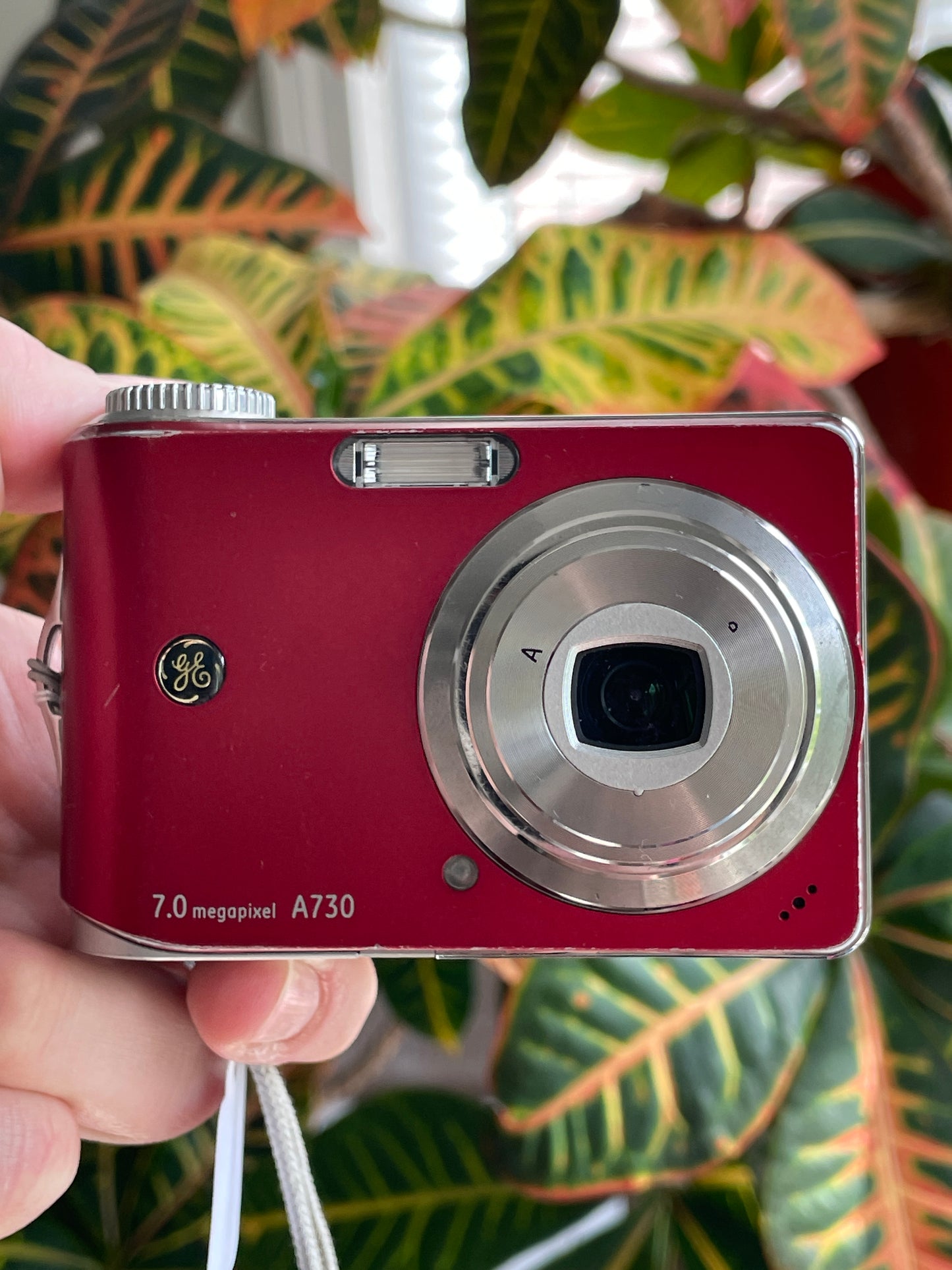 GE A730 7.0 MP Digital Camera Bundle - Red