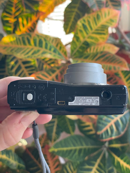 Olympus FE-46 12 MP Digital Camera Bundle - Black