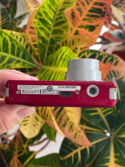 Kodak EasyShare M763 7.2 MP Digital Camera Bundle - Red