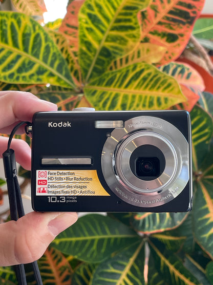 Kodak EasyShare M1063 10.3 MP Digital Camera Bundle - Black