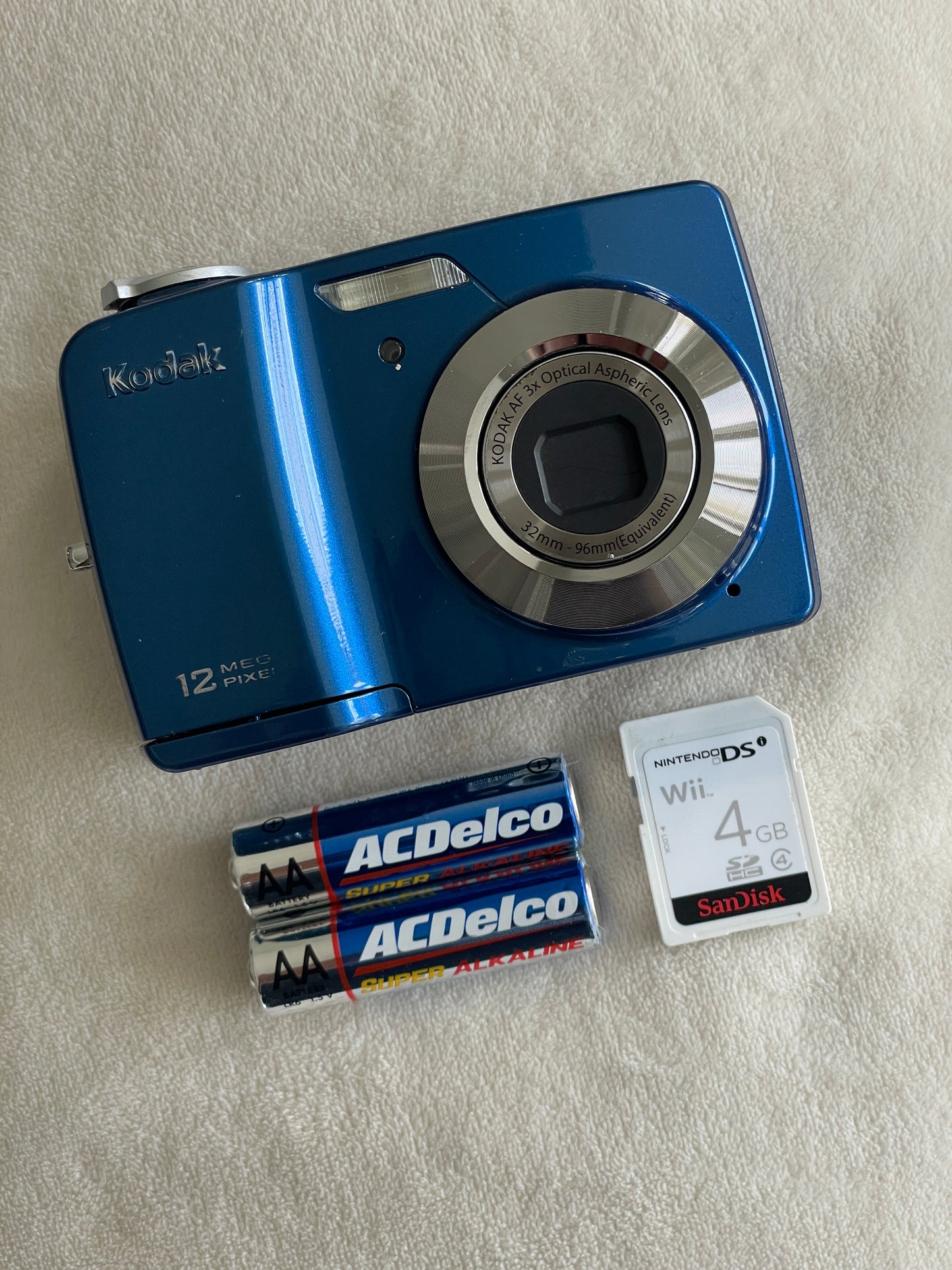 Kodak EasyShare CD82 12 MP Digital Camera Bundle - Blue (In Box)