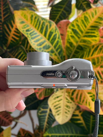 Olympus FE - 210 7.1 MP Digital Camera Bundle - Silver