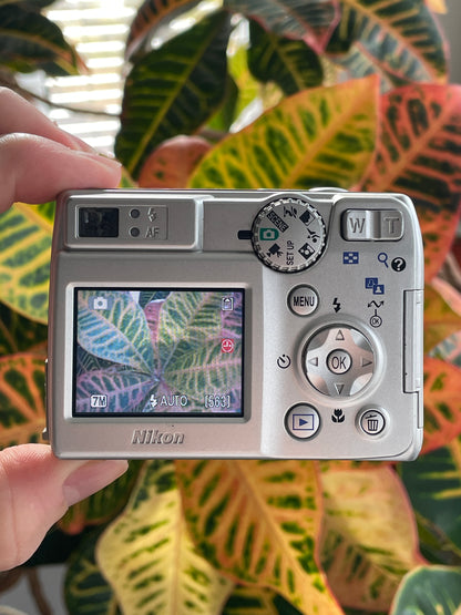 Nikon CoolPix 7600 7.1 MP Digital Camera Bundle - Silver