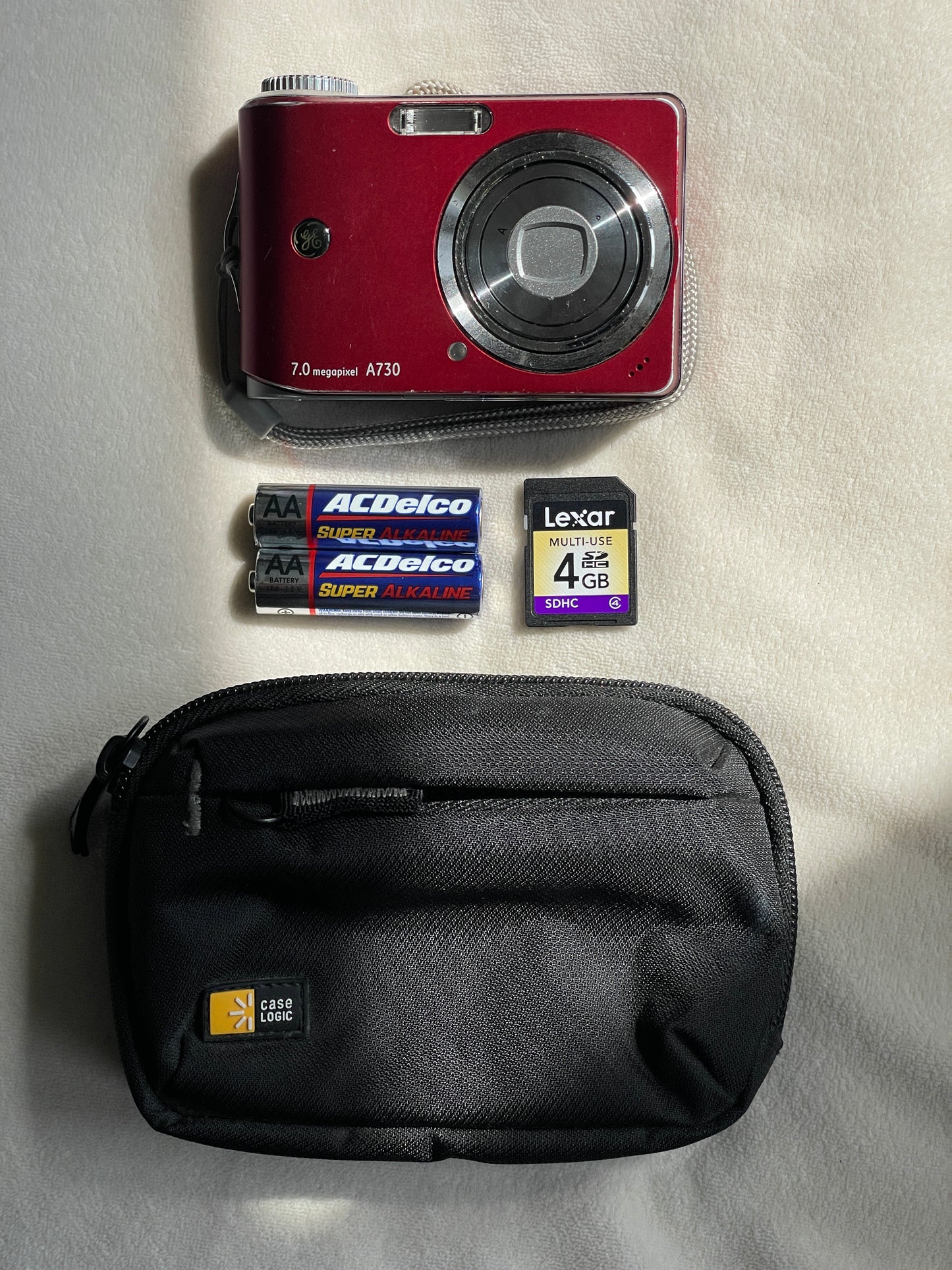 GE A730 7.0 MP Digital Camera Bundle - Red