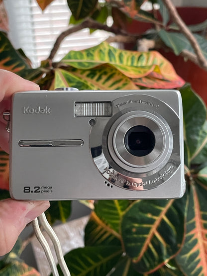 Kodak EasyShare MD853 8.2 MP Digital Camera Bundle - Silver