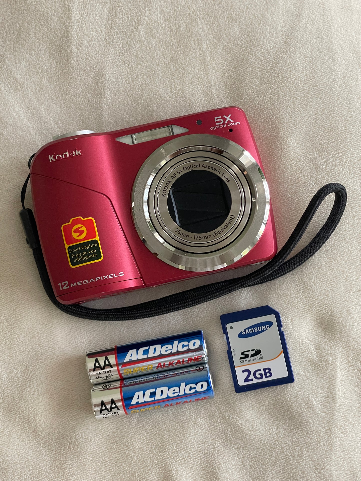 Kodak EasyShare C190 12 MP Digital Camera Bundle - In Box
