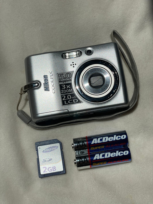 Nikon CoolPix L10 5.0 MP Digital Camera Bundle - Silver