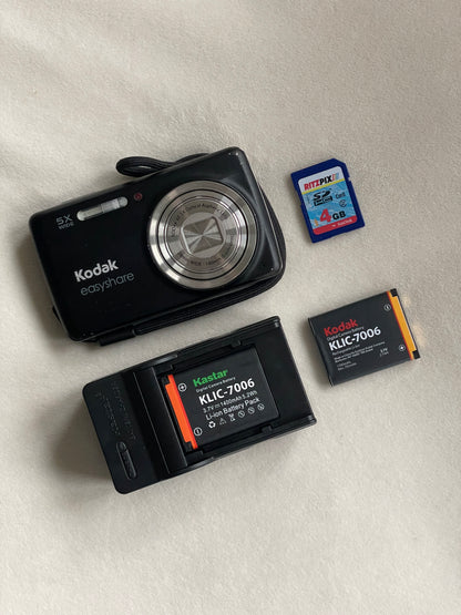Kodak EasyShare M52 14 MP Digital Camera Bundle - Black