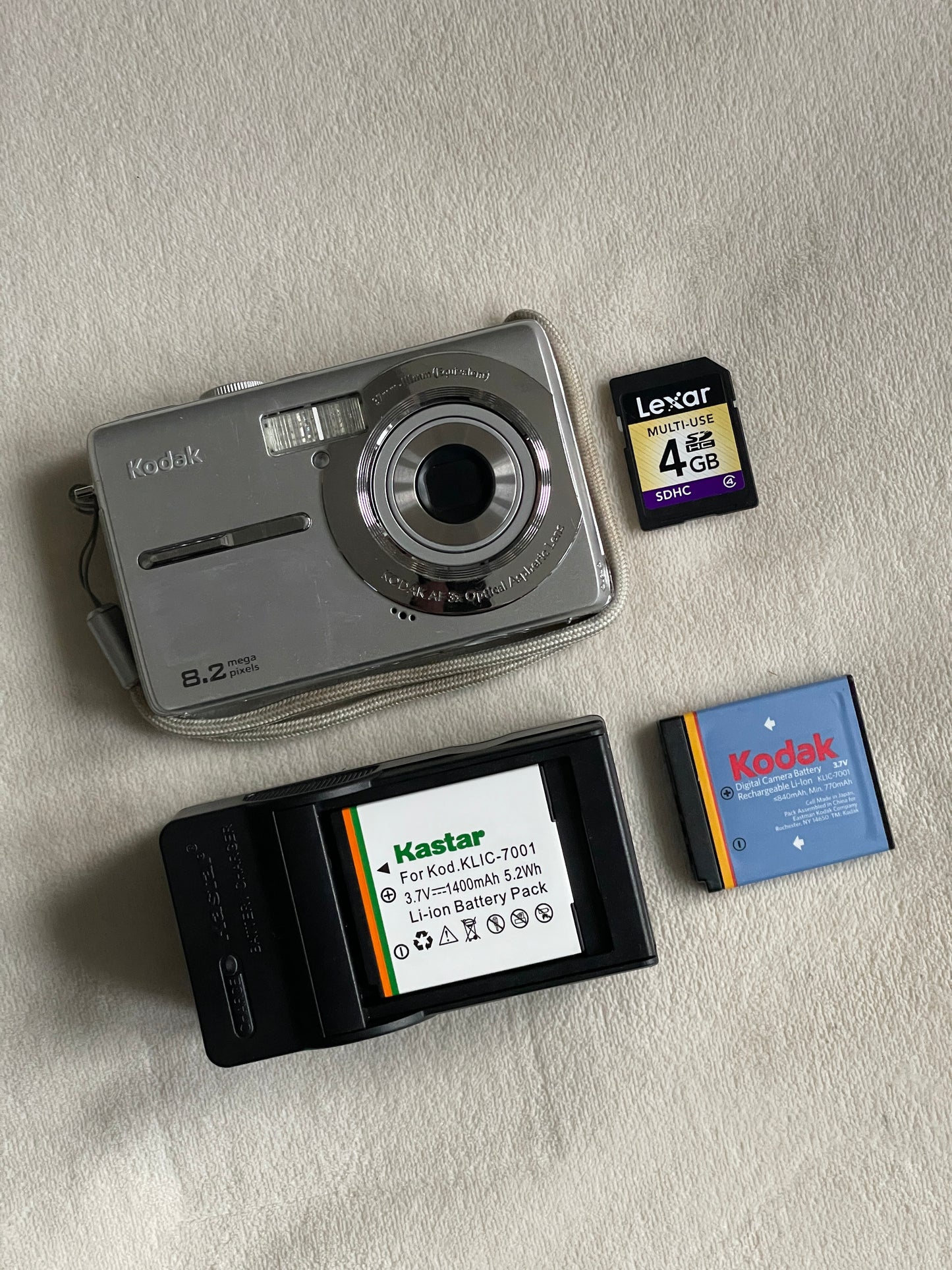 Kodak EasyShare MD853 8.2 MP Digital Camera Bundle - Silver