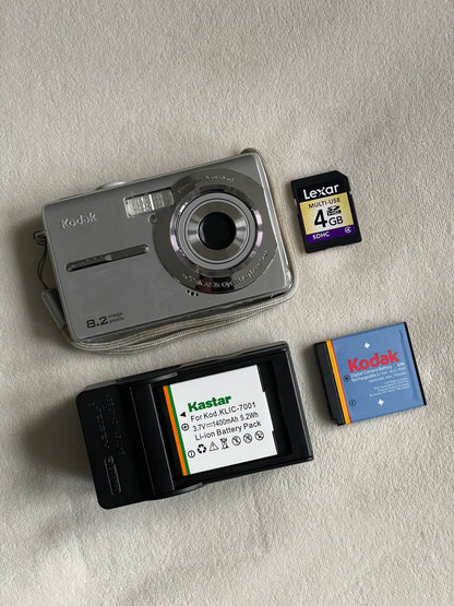Kodak EasyShare MD853 8.2 MP Digital Camera Bundle - Silver