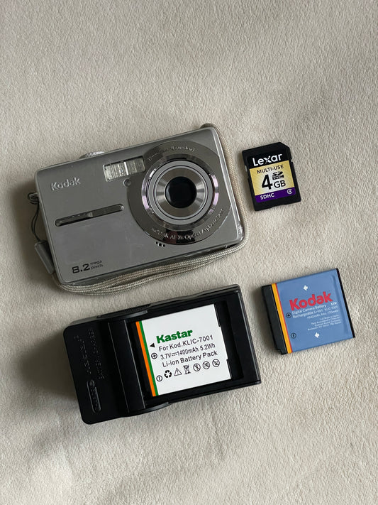 Kodak EasyShare MD853 8.2 MP Digital Camera Bundle - Silver