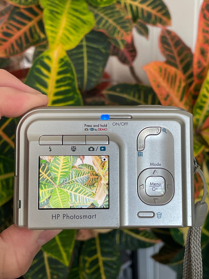 HP Photosmart M425 5.0 MP Digital Camera Bundle - Silver