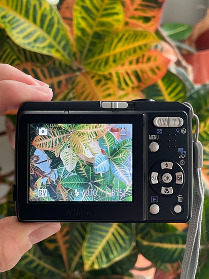 Nikon CoolPix L1 6.2 MP Digital Camera Bundle - Black