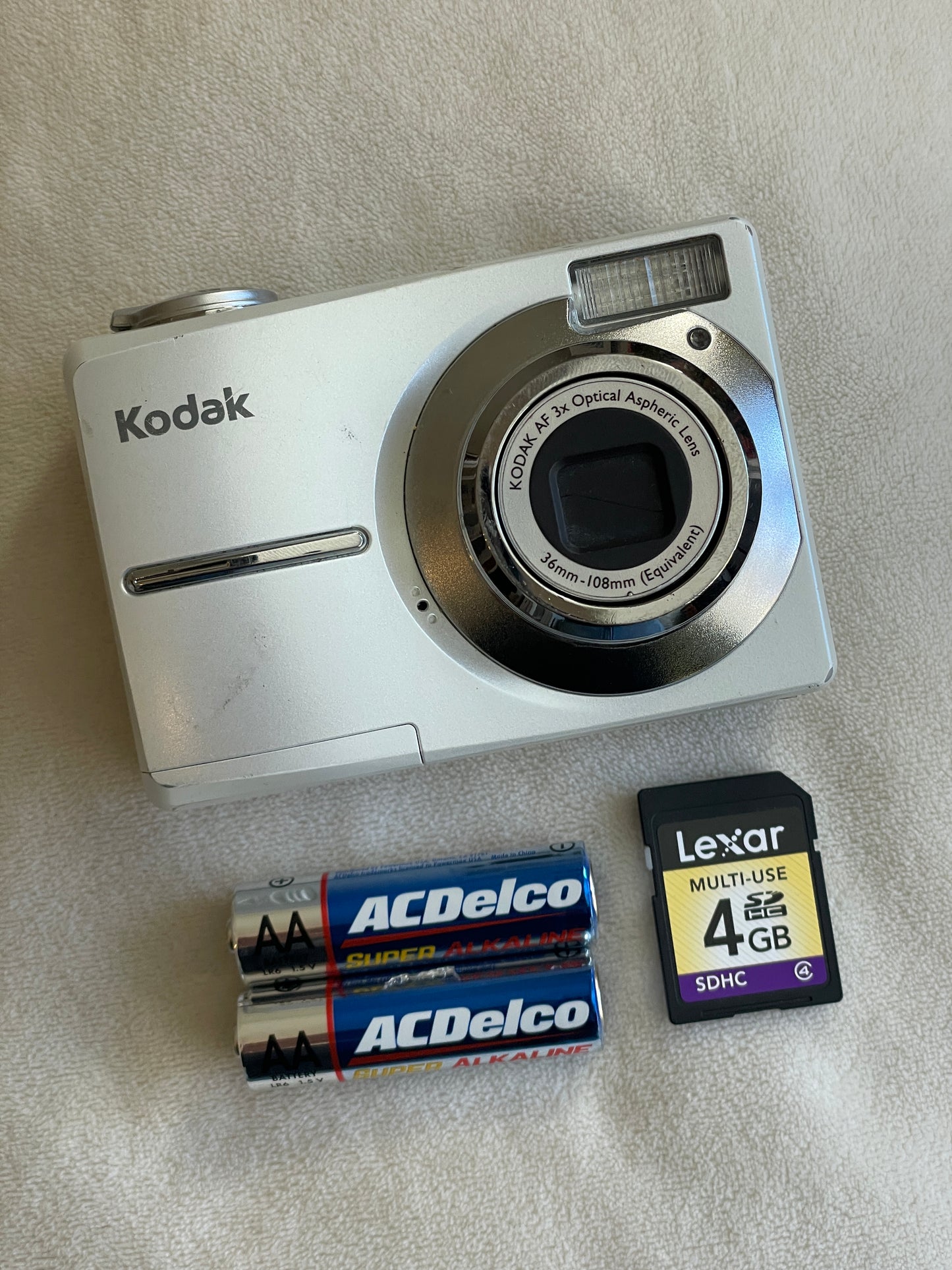 Kodak EasyShare C613 6.2 MP Digital Camera Bundle - White