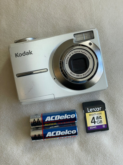 Kodak EasyShare C613 6.2 MP Digital Camera Bundle - White