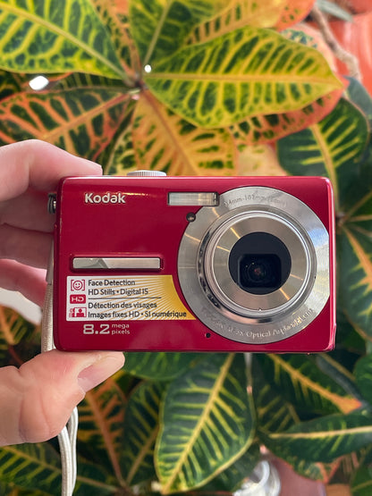 Kodak EasyShare MD863 8.2 MP Digital Camera Bundle - Red
