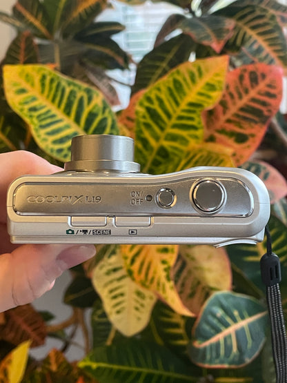 Nikon CoolPix L19 8.0 MP Digital Camera Bundle - Silver