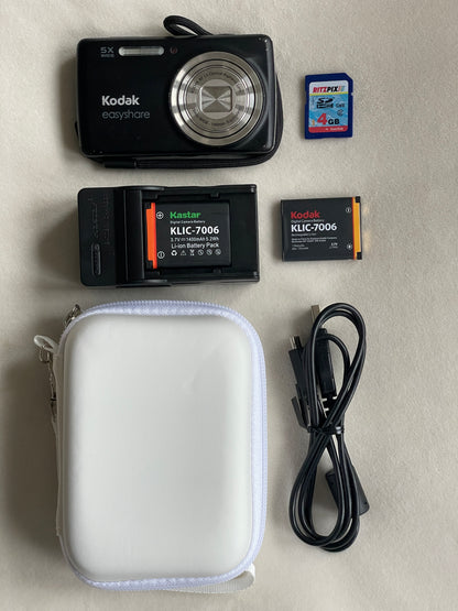 Kodak EasyShare M52 14 MP Digital Camera Bundle - Black