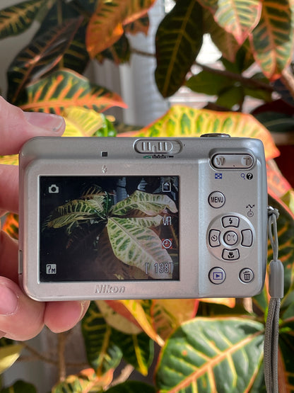 Nikon CoolPix L5 7.2 MP Digital Camera Bundle - Silver