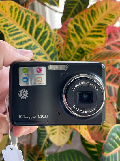 GE C1033 10.1 MP Digital Camera Bundle - Black