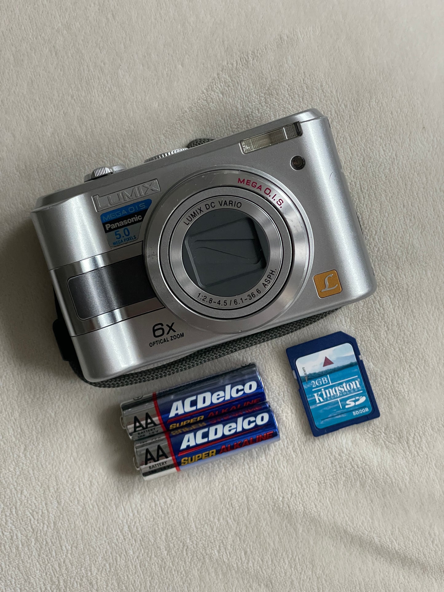 Panasonic DMC-LZ4 5.0 MP Digital Camera Bundle - Silver