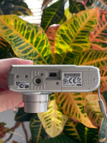 HP Photosmart M537 6.0 MP Digital Camera Bundle - Silver