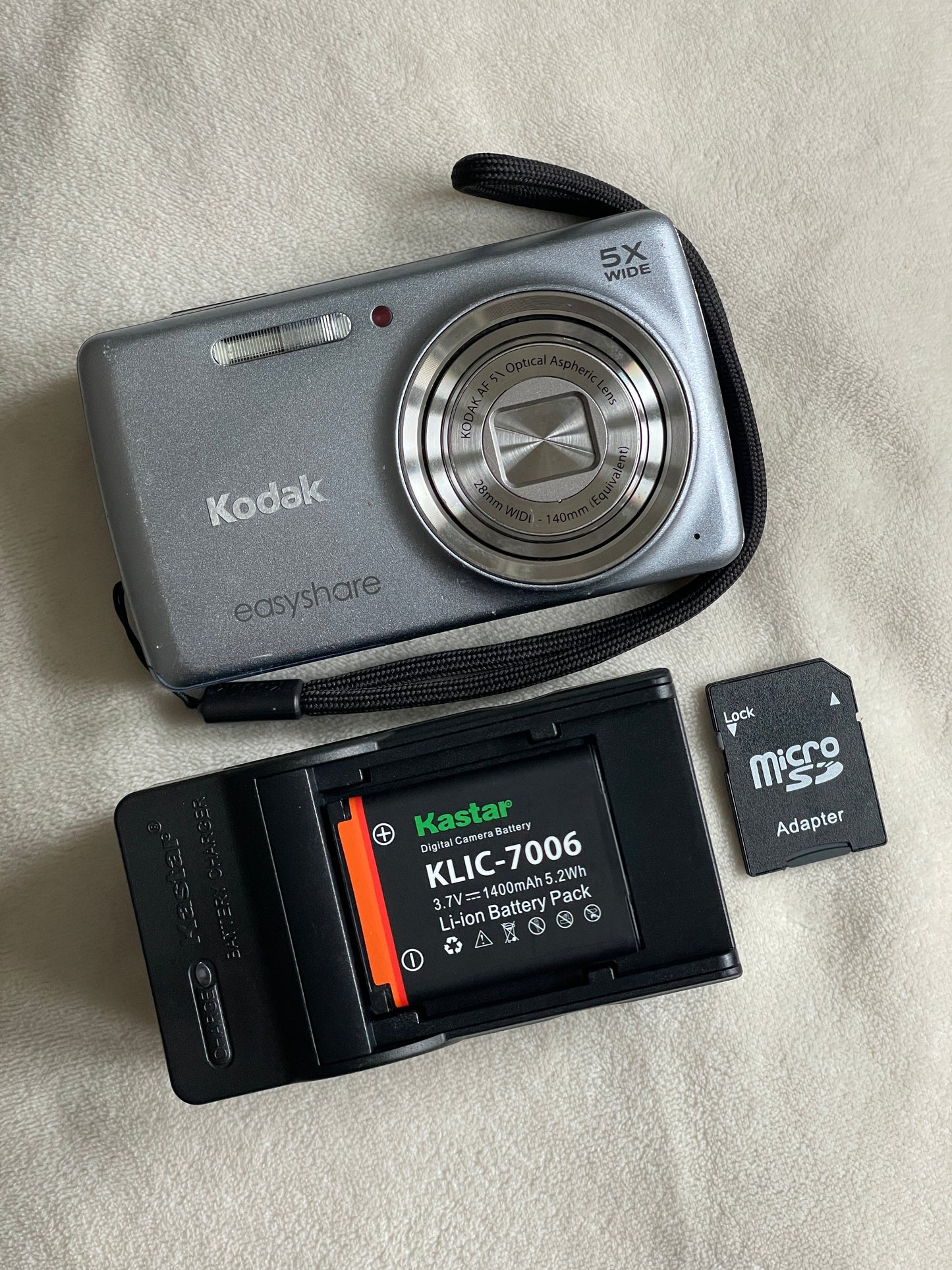 Kodak EasyShare M552 14 MP Digital Camera Bundle - Light Blue