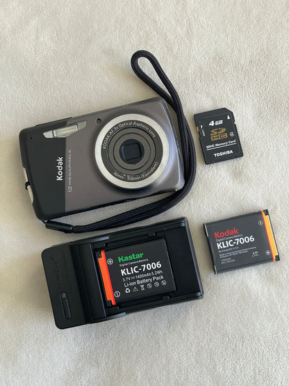 Kodak EasyShare M530 12 MP Digital Camera Bundle - Carbon