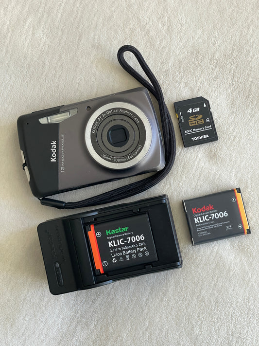 Kodak EasyShare M530 12 MP Digital Camera Bundle - Carbon