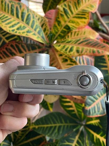 Kodak EasyShare C143 12 MP Digital Camera Bundle - Silver
