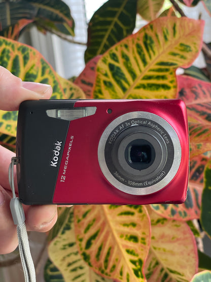 Kodak EasyShare M530 12.2 MP Digital Camera Bundle - Red