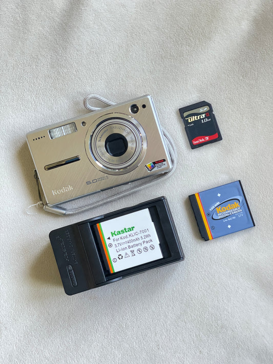 Kodak EasyShare V550 5 MP Digital Camera Bundle - Silver