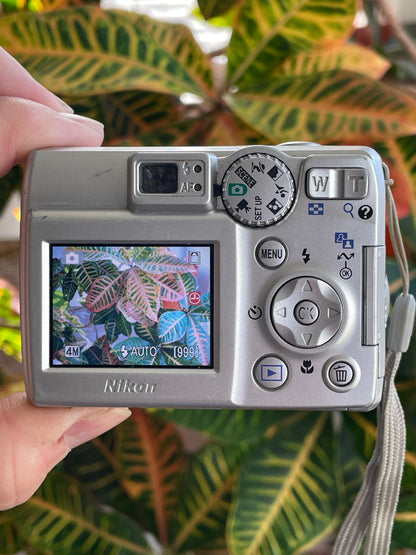 Nikon CoolPix E4600 4.0 MP Digital Camera Bundle - Silver