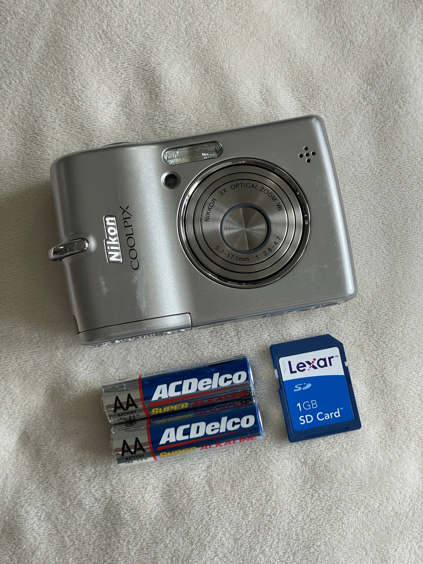 Nikon CoolPix L12 7 MP Digital Camera Bundle - Silver