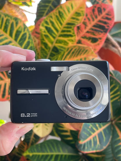 Kodak EasyShare M863 8.2 MP Digital Camera Bundle - Black