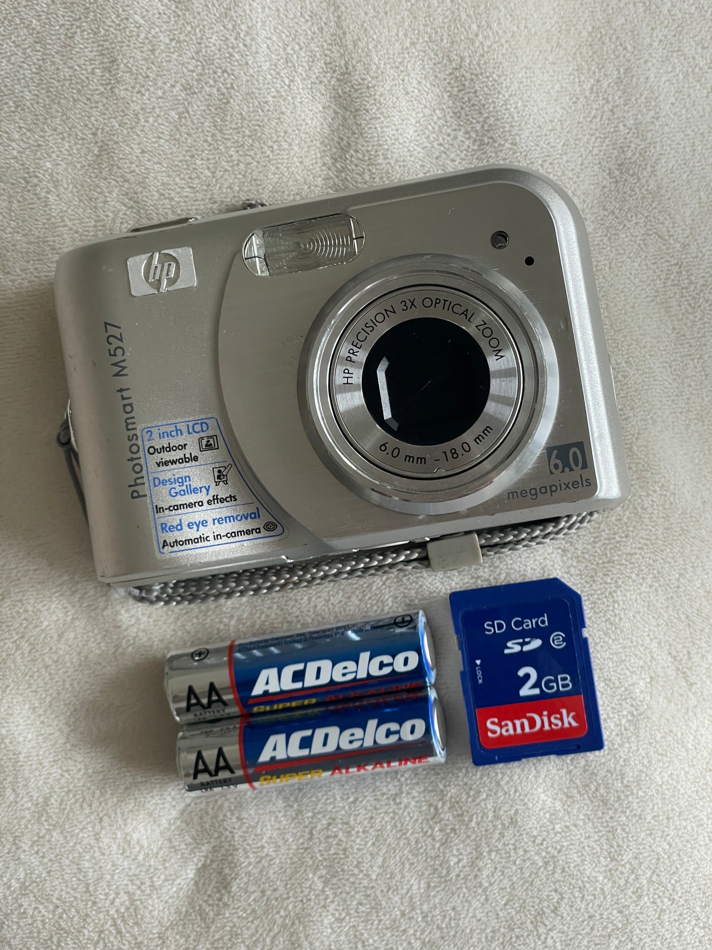 HP Photosmart M527 6.0 MP Digital Camera Bundle - Silver