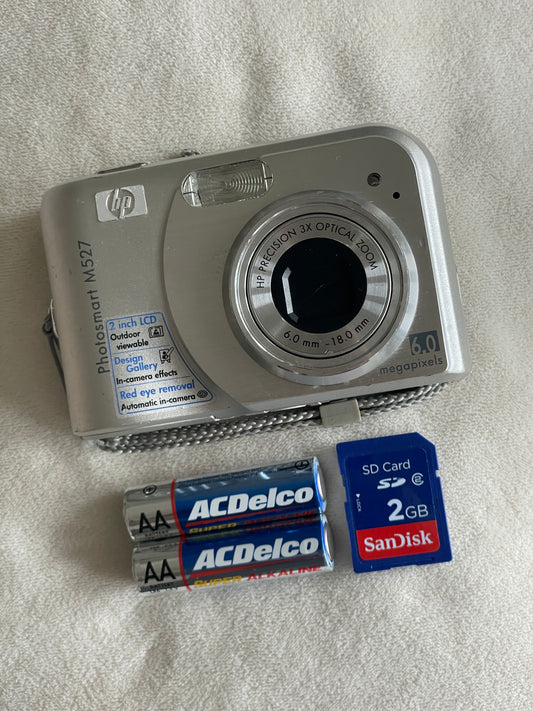 HP Photosmart M527 6.0 MP Digital Camera Bundle - Silver