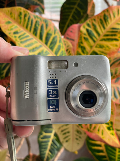 Nikon CoolPix L3 5.1 MP Digital Camera Bundle - Silver