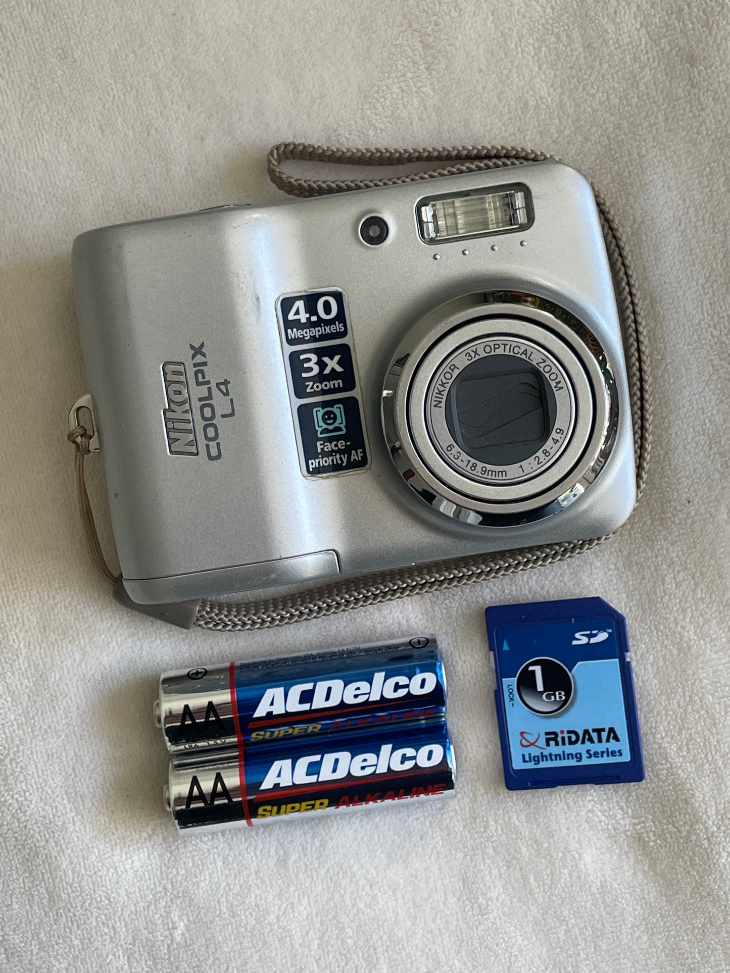 Nikon CoolPix L4 4.0 MP Digital Camera Bundle - Silver