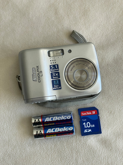 Nikon CoolPix L3 5.1 MP Digital Camera Bundle - Silver